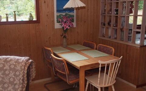 Friis - 100M from the Sea: Mueble, Piso, Diseño De Interiores, Suelo, Madera, Mesa, Silla, Cocina Y Comedor Mesa, Comedor, Habitación