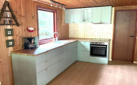 Friis - 100M from the Sea: Piso, Madera, Cocina, Suelo, Mostrador, Suelos De Madera, Mueble, Diseño De Interiores, Gabinetes, Aparato De Cocina