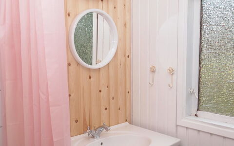 Friis - 100M from the Sea: Diseño De Interiores, Arreglo De Tubería, Baño, Plomería, Rosado, Cortina, Habitación, Espejo, Lavabo Del Baño, Lavabo