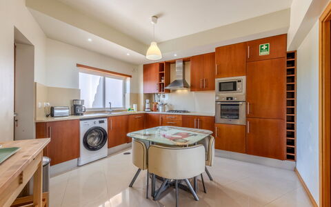 Aguia M T2 - Vip Properties: Piso, Suelo, Madera, Cocina, Diseño De Interiores, Techo, Gabinetes, Mueble, Mostrador, Departamento