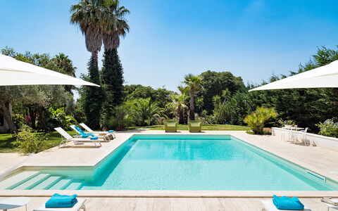 Casa Fiore - Salemi, Sicilia: Agua, Planta, Propiedad, Cielo, Piscina, Azur, Naturaleza, Árbol, Sombra, Hierba