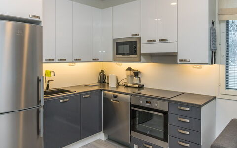 Villa Maria: Aparato De Cocina, Cocina, Mostrador, Gabinetes, Electrodoméstico, Mueble, Diseño De Interiores, Piso, Madera, Estufa De Cocina