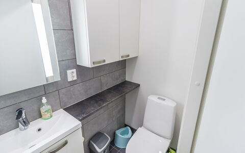 Villa Maria: Asiento Del Baño, Arreglo De Tubería, Baño, Baño, Piso, Lavabo Del Baño, Suelo, Lavabo, Diseño De Interiores, Mueble De Baño
