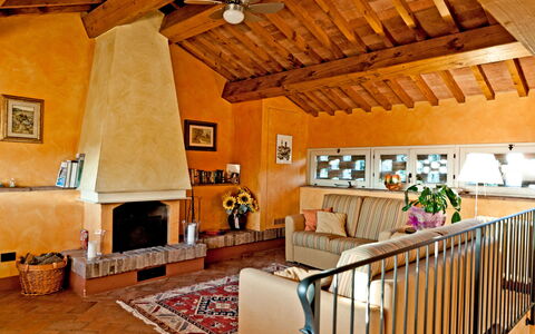 Cottage Botinaccio: Propiedad, Mueble, Sofá, Edificio, Madera, Diseño De Interiores, Marco, Sala, Pared, Ventana