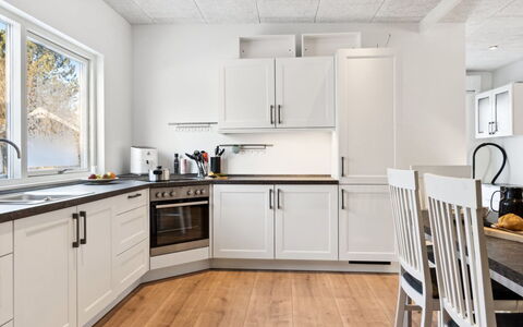 Scalli - 1.5Km to the Fjord: Cocina, Piso, Aparato De Cocina, Madera, Diseño De Interiores, Electrodoméstico, Mostrador, Techo, Mueble, Suelo