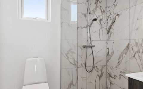 Scalli - 1.5Km to the Fjord: Piso, Suelo, Diseño De Interiores, Arreglo De Tubería, Plomería, Baño, Loseta, Baño