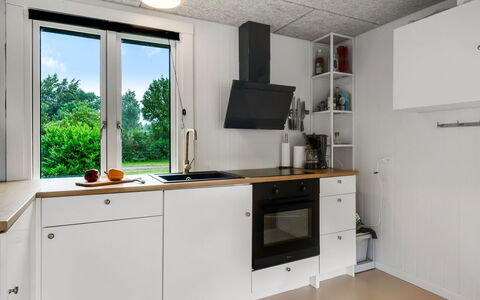 Elisa - 600M from the Sea: Cocina, Aparato De Cocina, Mostrador, Piso, Electrodoméstico, Madera, Diseño De Interiores, Techo, Lámpara, Gabinetes