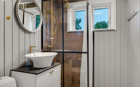 Elisa - 600M from the Sea: Arreglo De Tubería, Diseño De Interiores, Baño, Plomería, Grifo, Espejo, Lavabo, Baño, Mueble De Baño