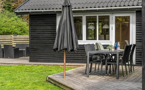 Elisa - 600M from the Sea: Madera, Porche, Techo, Casa, Casa, Vía Muerta, Mueble Para Exteriores, Cabaña, Cubierta, Sombra