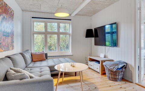 Elisa - 600M from the Sea: Mueble, Diseño De Interiores, Piso, Pared, Suelo, Sofá, Madera, Sala, Techo, Casa