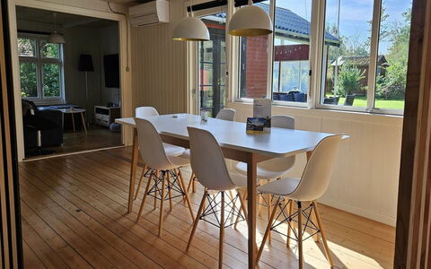 Elisa - 600M from the Sea: Mueble, Piso, Diseño De Interiores, Suelo, Madera, Silla, Suelos De Madera, Comedor, Mesa, Cocina Y Comedor Mesa