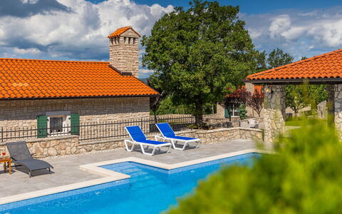 Villa Škavre: Nube, Agua, Cielo, Edificio, Mueble, Planta, Azur, Piscina, Mueble Para Exteriores, Árbol