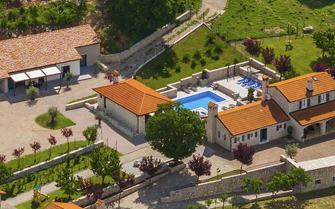 Villa Škavre: Edificio, Propiedad, Planta, Ventana, Árbol, El Terreno Del Lote, Diseño Urbano, Pendiente, Barrio, Casa