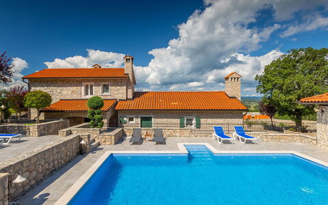 Villa Škavre: Agua, Nube, Planta, Cielo, Propiedad, Edificio, Piscina, Azul, Azur, Árbol