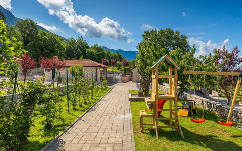 Villa Škavre: Nube, Cielo, Planta, Árbol, Paisaje Natural, El Terreno Del Lote, Hierba, Diseño Urbano, Paisaje, Ciudad