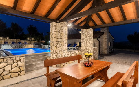 Villa Škavre: Mesa, Propiedad, Mueble, Diseño De Interiores, Encendiendo, Madera, Sofá, Mueble Para Exteriores, Sala, Bienes Raíces