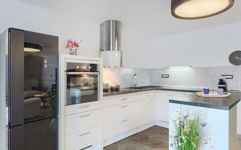 Villa Škavre: Gabinetes, Mostrador, Mueble, Estufa De Cocina, Cocina, Cajón, Diseño De Interiores, Campana Extractora, Aparato De Cocina, Madera