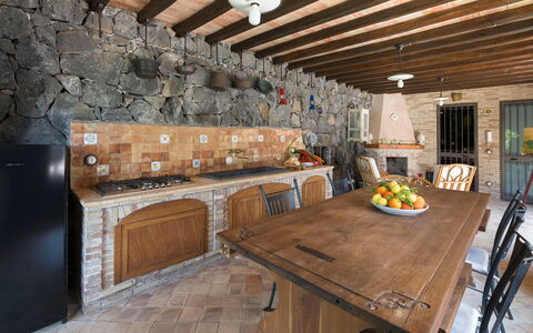 Oasi Verde - Santa Maria La Stella, Sicilia: Mesa, Mueble, Propiedad, Sofá, Madera, Diseño De Interiores, Silla, Sala, Planta De Casa, Suelo