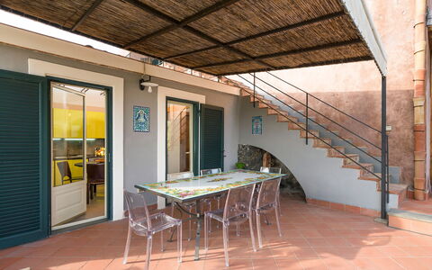 Oasi Verde - Santa Maria La Stella, Sicilia: Mesa, Propiedad, Mueble, Madera, Sombra, Edificio, Diseño De Interiores, Piso, Porche, Ventana