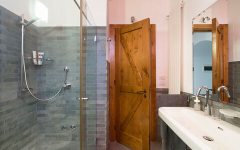 Oasi Verde - Santa Maria La Stella, Sicilia: Arreglo De Tubería, Espejo, Grifo, Propiedad, Lavabo, Puerta De La Ducha, Alcachofa De La Ducha, Ducha, Edificio, Baño