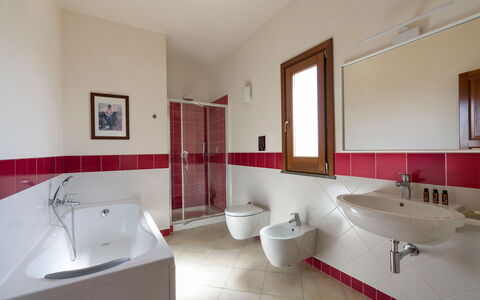 Mirabilia - Tangi, Sicilia: Arreglo De Tubería, Lavabo, Espejo, Baño, Grifo, Púrpura, Diseño De Interiores, Lavabo Del Baño, Suelo