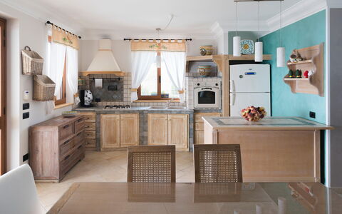 Villa Vistamare - Montallegro, Sicilia: Mostrador, Gabinetes, Cocina, Electrodoméstico, Madera, Estufa De Cocina, Aparato De Cocina, Encendiendo, Diseño De Interiores, Suelo
