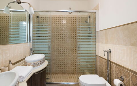 Villa Vistamare - Montallegro, Sicilia: Arreglo De Tubería, Propiedad, Fotografía, Grifo, Lavabo, Baño, Púrpura, Espejo, Diseño De Interiores