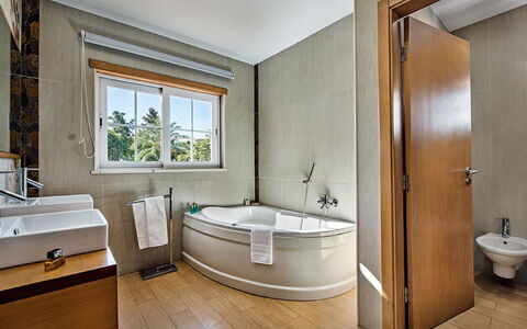 Demi - Vip Properties: Grifo, Arreglo De Tubería, Bañera, Mueble, Edificio, Mueble De Baño, Lavabo, Ventana, Baño