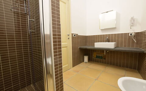 Luisa Apartment In Budoni, Shared Pool: Lavabo, Espejo, Baño, Arreglo De Tubería, Diseño De Interiores, Suelo, Piso, Grifo, Línea, Pared