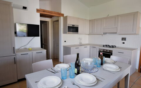 Luisa Apartment In Budoni, Shared Pool: Gabinetes, Mostrador, Propiedad, Aparato De Cocina, Vajilla, Vajilla, Diseño De Interiores, Cocina, Electrodoméstico, Suelo