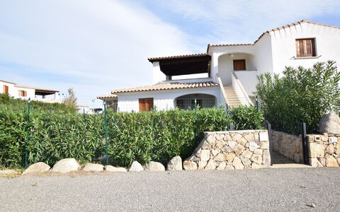 Luisa Apartment In Budoni, Shared Pool: Barrio Residencial, Casa, Techo, Inmuebles, Paisajismo, Villa, Sombra, Balcón, Hacienda, Entrada De Coches