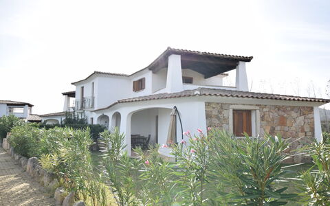 Luisa Apartment In Budoni, Shared Pool: Cielo, Planta, Edificio, Nube, Propiedad, Ventana, Casa, El Terreno Del Lote, Cabaña, Barrio