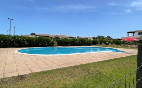 Luisa Apartment In Budoni, Shared Pool: Agua, Cielo, Planta, Piscina, Nube, Edificio, Sombra, Rectángulo, Hierba, Árbol