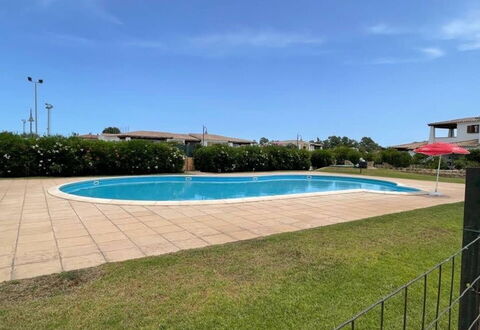 Luisa Apartment In Budoni, Shared Pool: Agua, Cielo, Planta, Piscina, Nube, Edificio, Sombra, Rectángulo, Hierba, Árbol