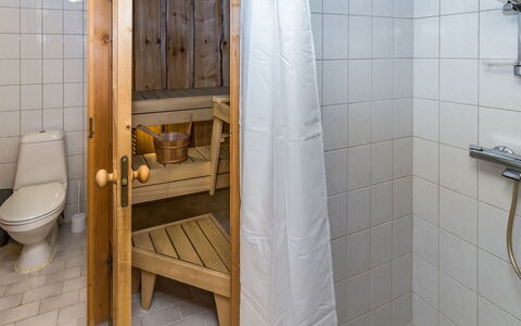 Villa Saaruakuja 3 As.1: Baño, Piso, Arreglo De Tubería, Madera, Suelo, Diseño De Interiores, Plomería, Baño, Ducha, Habitación