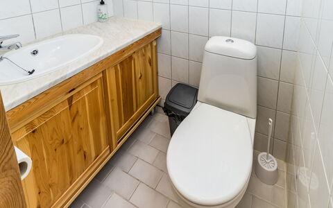 Villa Saaruakuja 3 As.1: Asiento Del Baño, Lavabo Del Baño, Baño, Baño, Arreglo De Tubería, Lavabo, Piso, Mueble De Baño, Suelo, Grifo