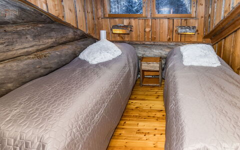Villa Saaruakuja 3 As.1: Madera, Habitación, Cama, Sábana, Lecho, Suelo, Madera Dura, Marco De La Cama, Manchas De Madera, Cuarto De Troncos