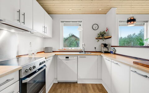 Ensio - 300M to the Fjord: Piso, Cocina, Diseño De Interiores, Madera, Mostrador, Aparato De Cocina, Techo, Suelo, Gabinetes, Casa