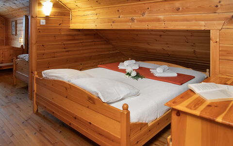 Kil-Ukru: Madera, Diseño De Interiores, Techo, Suelo, Piso, Mueble, Habitación, Habitación, Cama, Ático