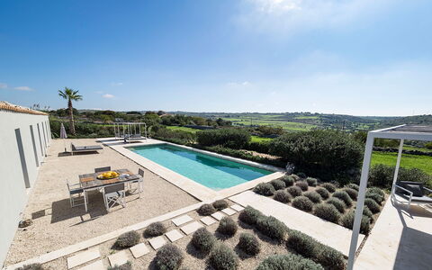 Villa Carmelita - Ragusa, Sicilia: Cielo, Agua, Nube, Piscina, Planta, Edificio, Rectángulo, Condominio, Diseño Urbano, Árbol