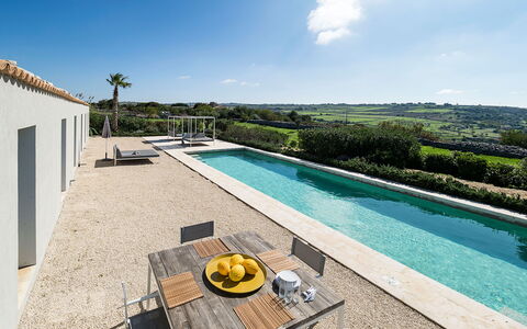 Villa Carmelita - Ragusa, Sicilia: Agua, Cielo, Nube, Planta, Propiedad, Azur, Edificio, Piscina, Mueble Para Exteriores, Silla
