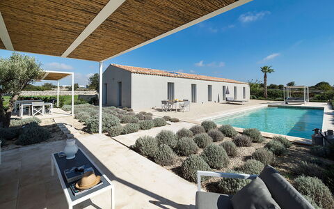 Villa Carmelita - Ragusa, Sicilia: Agua, Planta, Propiedad, Edificio, Cielo, Piscina, Sombra, Diseño De Interiores, Árbol, Condominio