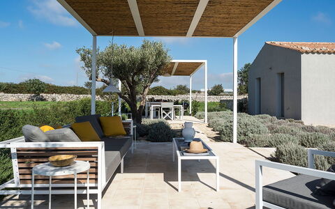 Villa Carmelita - Ragusa, Sicilia: Cielo, Planta, Sombra, Mueble Para Exteriores, Edificio, Barrio Residencial, Paisaje, Silla, Árbol, Bienes Raíces