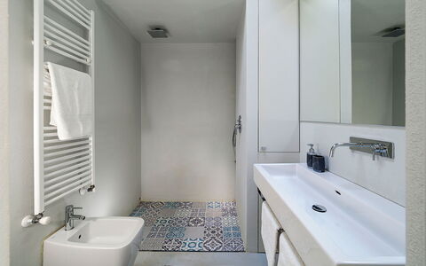 Villa Carmelita - Ragusa, Sicilia: Lavabo, Grifo, Espejo, Propiedad, Arreglo De Tubería, Lavabo Del Baño, Baño, Diseño De Interiores, Arquitectura