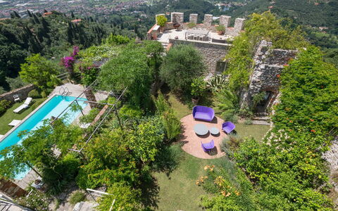Villa Maestosa - Camaiore, Toscana: Propiedad, Edificio, Planta, Azur, Árbol, Vegetación, Diseño Urbano, Barrio, Paisaje, Ocio