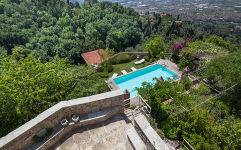 Villa Maestosa - Camaiore, Toscana: Propiedad, Agua, Planta, Piscina, Árbol, Edificio, Diseño Urbano, Ocio, Paisaje, Barrio Residencial