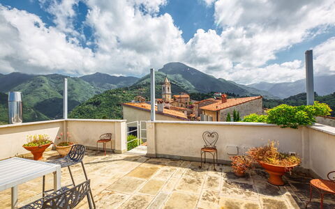 Villa Maestosa - Camaiore, Toscana: Nube, Cielo, Edificio, Propiedad, Mueble, Maceta, Montaña, Planta De Casa, Mueble Para Exteriores, Silla