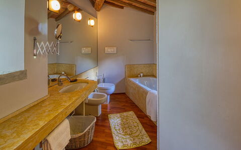 Villa Maestosa - Camaiore, Toscana: Arreglo De Tubería, Grifo, Lavabo, Espejo, Madera, Diseño De Interiores, Baño, Piso, Suelo, Madera Dura