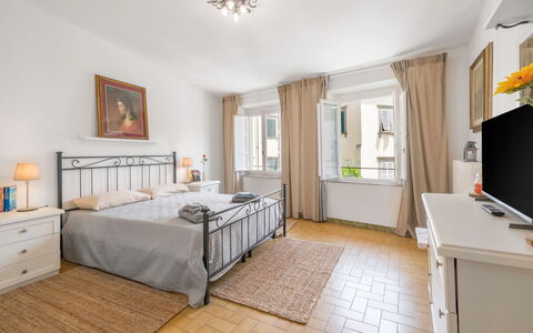 Lucca Old Town Apartment - Lucca, Toscana: Mueble, Propiedad, Gabinetes, Ventana, Madera, Encendiendo, Arquitectura, Diseño De Interiores, Cajón
