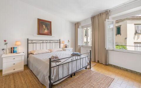 Lucca Old Town Apartment - Lucca, Toscana: Propiedad, Mueble, Gabinetes, Ventana, Comodidad, Madera, Marco De La Cama, Diseño De Interiores, Piso, Suelo